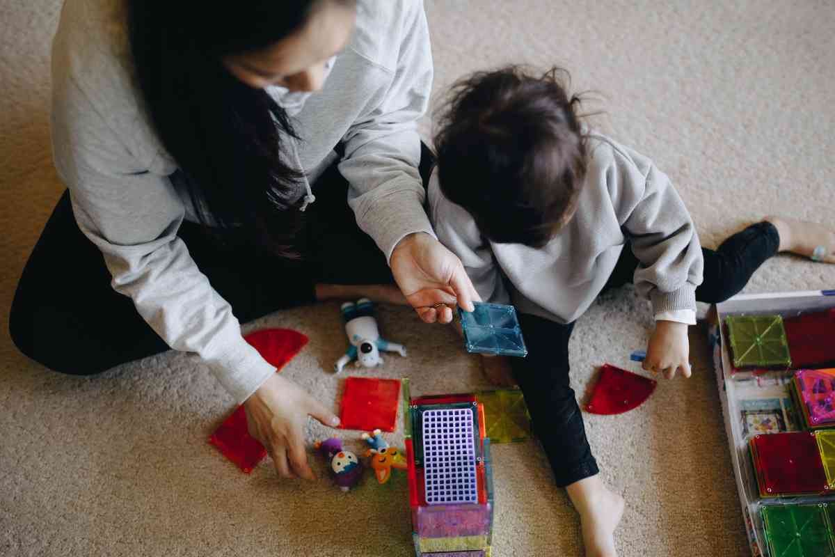 Mamma e bimbo giocano