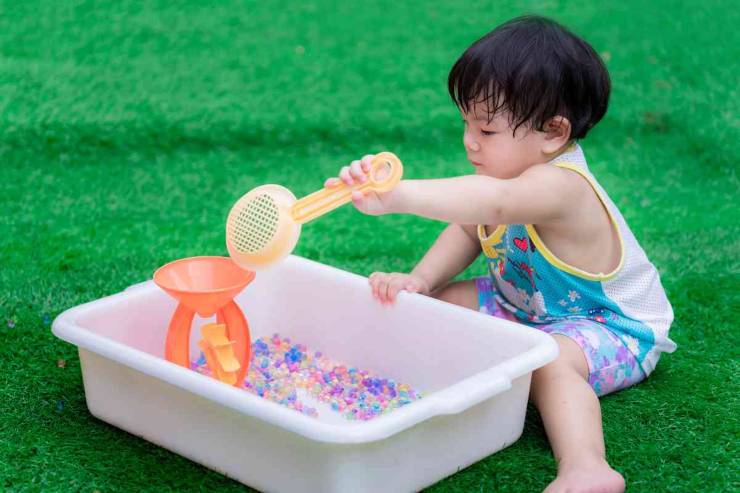 bambino che gioca con sabbiera