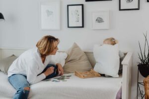 Mamma sul divano con la figlia spaventata