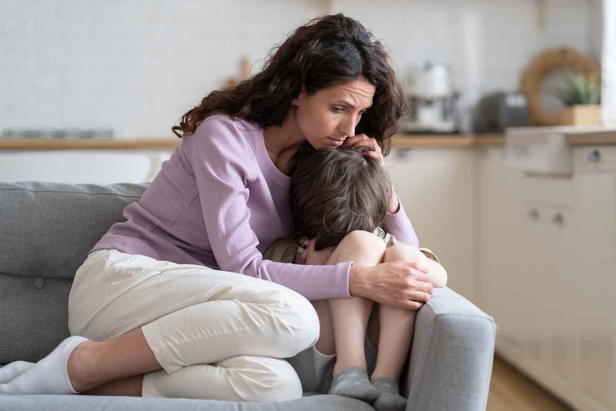 Mamma abbraccia il suo bambino