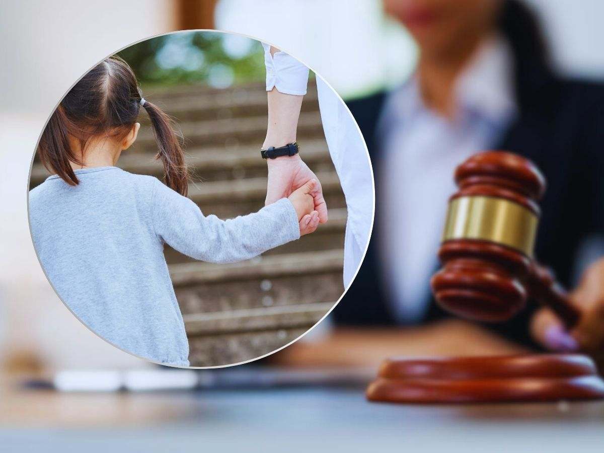 giudice martelletto a bambina che tiene per mano un adulto