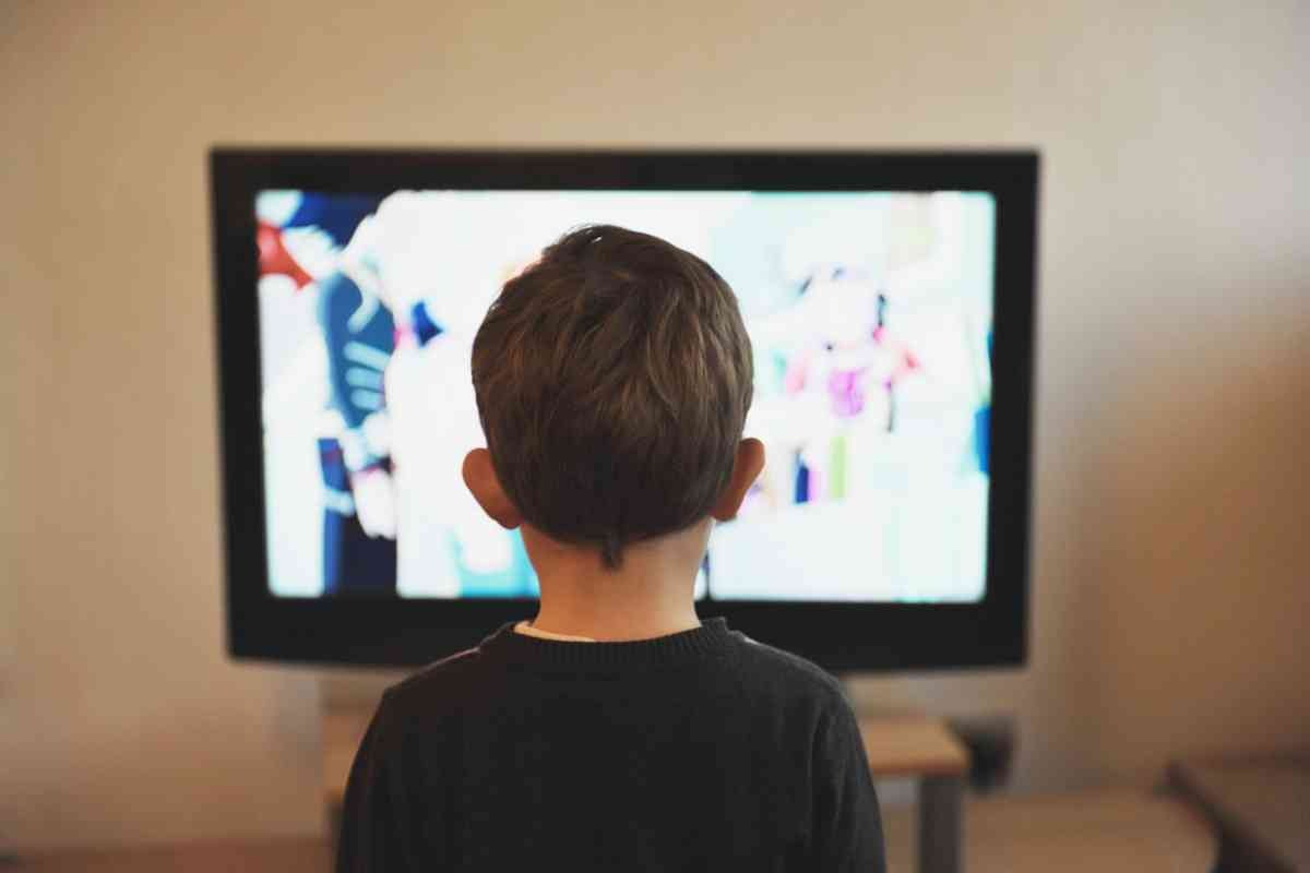 bambino davanti la tv