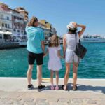 mamma, papà e figlia che vedono il mare