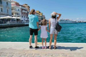 mamma, papà e figlia che vedono il mare