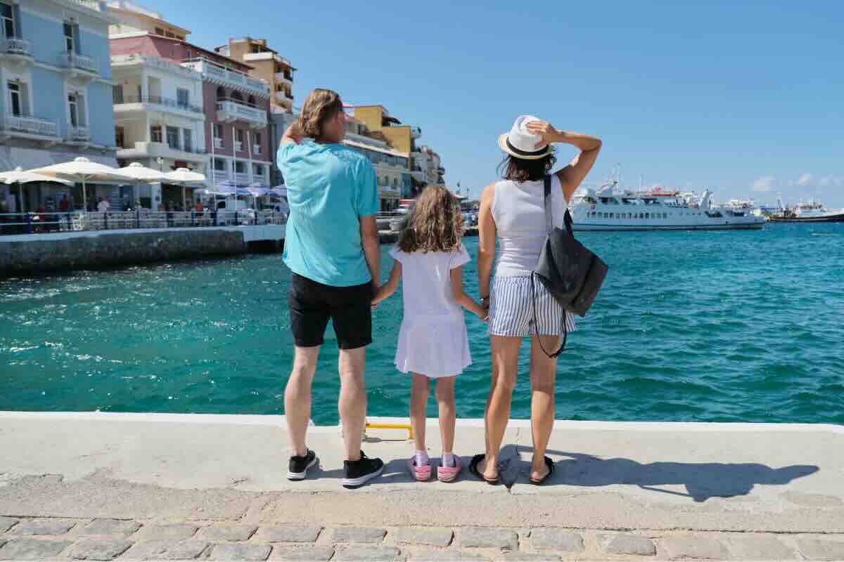 mamma, papà e figlia che vedono il mare