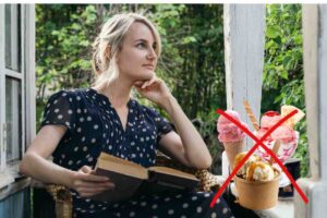 donna che legge e gelati con x sopra