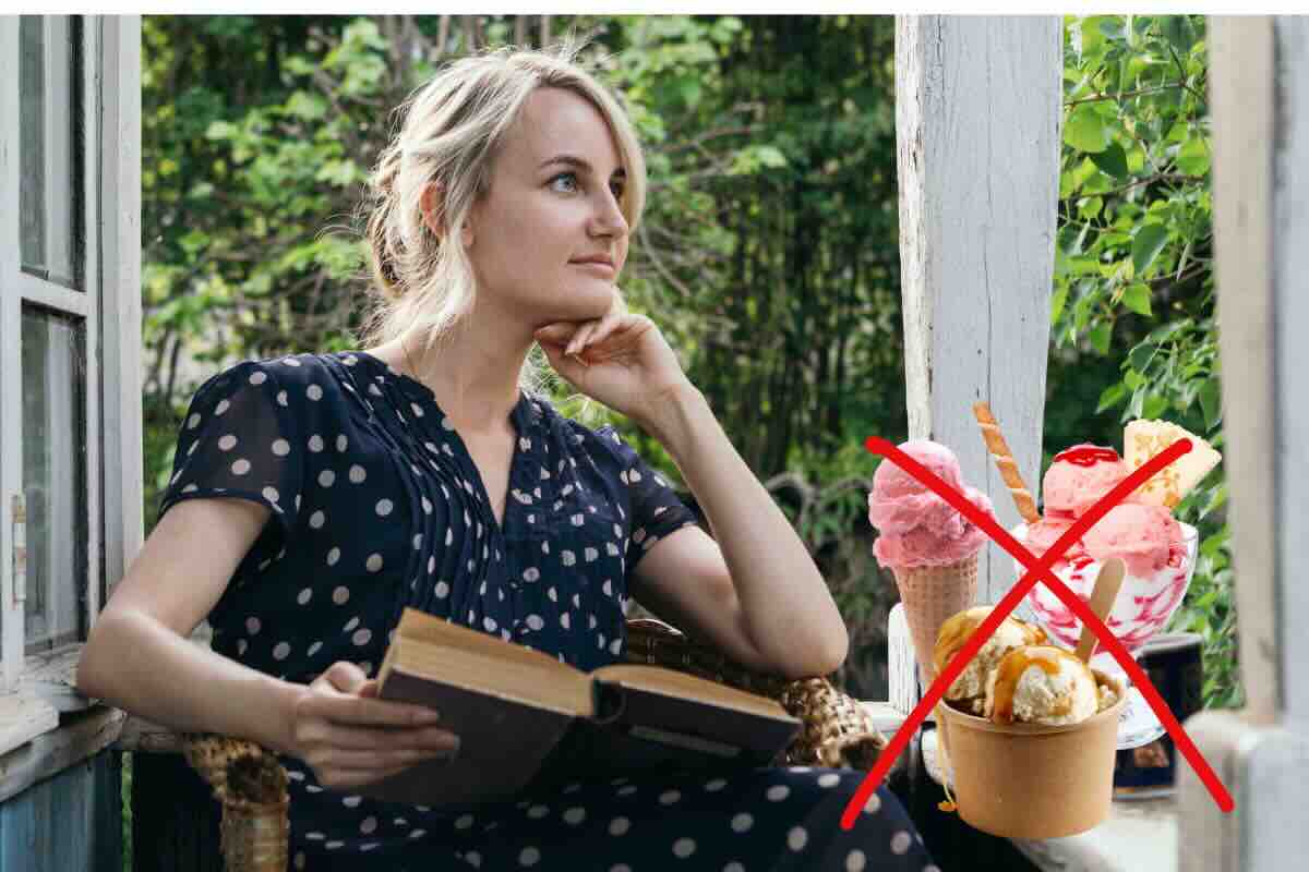 donna che legge e gelati con x sopra