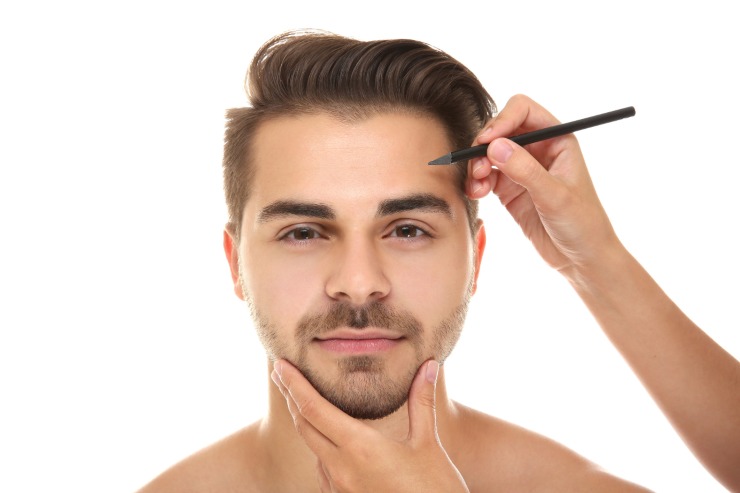 uomo con chirurgo plastico