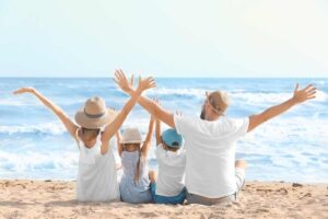 famiglia di spalle al mare