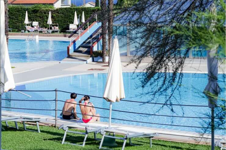 persone di spalle e piscine