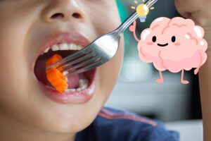 bambino che mangia e disegno idea con lampadina