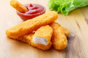bastoncini di pesce e ketchup