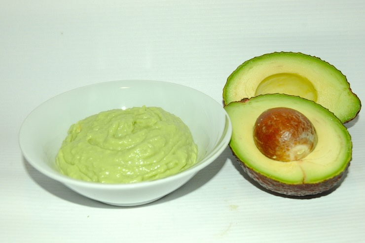 crema di avocado e avocado a metà