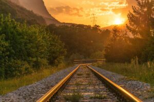 binari treno e tramonto all'orizzonte