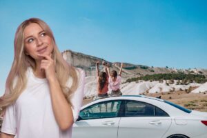 Donna che riflette e bambini in macchina
