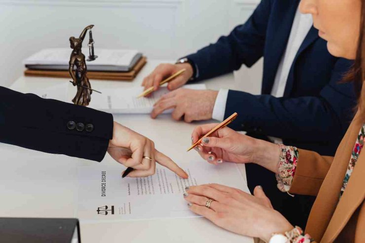 Coppia che firma separazione