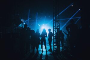 Persone nel backstage di un concerto