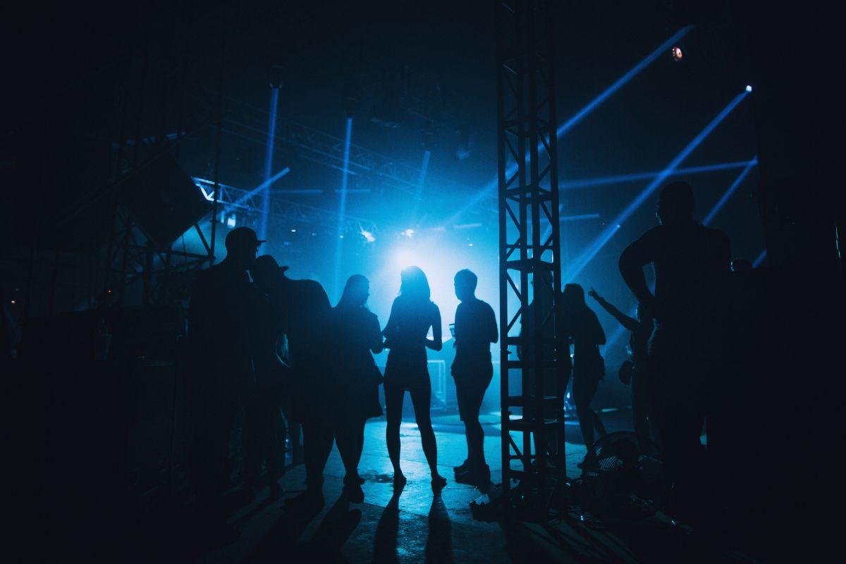 Persone nel backstage di un concerto